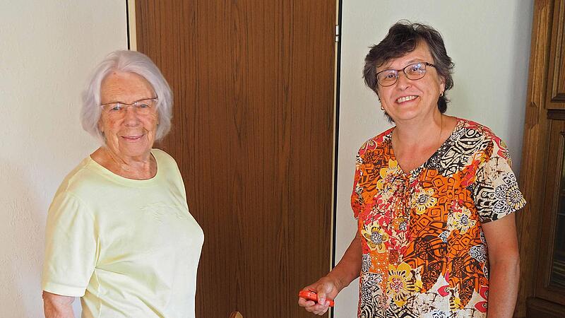 Einmal in der Woche kommt Heidi Heindl (rechts) zu Gertrud Oehlke und unterst&uuml;tzt die alte Dame in Haus und Garten. Aber auch Gespr&auml;che und seniorengerechtes Training geh&ouml;ren zur H&auml;uslichen Hilfe der ehrenamtlichen Helfer.