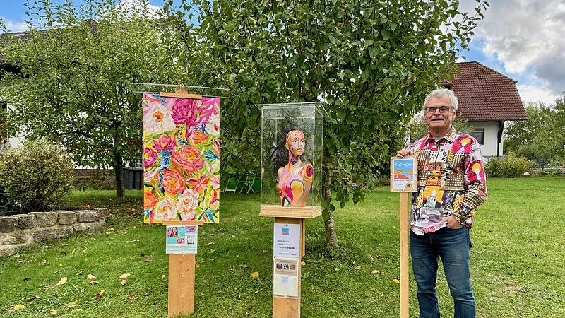 Johannes Birzer mit  seinen  Werken auf der Obstbaumwiese in Rezelsdorf