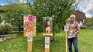 Johannes Birzer mit seinen Werken auf der Obstbaumwiese in Rezelsdorf Johannes Birzer mit seinen Werken auf der Obstbaumwiese in Rezelsdorf
