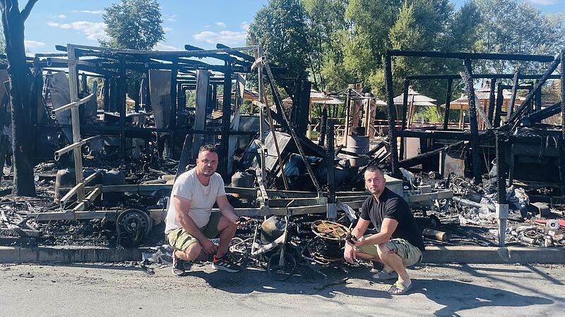 Valmir Ferizi (links) blickt mit seinem Bruder auf den Tr&uuml;mmerhaufen, der mal sein Lokal war.