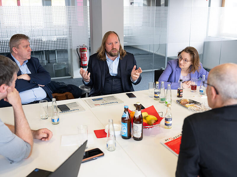 MdBs Andreas Schwarz, Anton Hofreiter und Lisa Badum besuchen Mediengruppe Oberfranken Im Frühjahr haben die Bundestagsabgeordneten Andreas Schwarz, Anton Hofreiter und Lisa Badum den Fränkischen Tag zum Interview besucht. Hier mit den Redakteuren Moritz Kircher (l.) und Herbert Mackert.