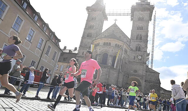 Weltkulturerbelauf 2025: 10,7 Kilometer durch Bamberg. Etwa 3700 Teilnehmer waren beim Wieland-Lauf am Start.