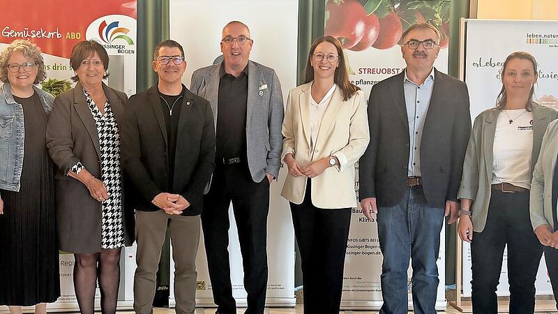 Bei der Allianzversammlung der ILE Allianz Kissinger Bogen standen Neuwahlen, Rückblick und Verabschiedungen im Mittelpunkt. Unser Bild zeigt von links: Alexandra Metz, Stephanie Kunder, Sylvia Metz, Matthias Hüttl, Andreas Sandwall, Sabrina Schä... Bei der Allianzversammlung der ILE Allianz Kissinger Bogen standen Neuwahlen, Rückblick und Verabschiedungen im Mittelpunkt. Unser Bild zeigt von links: Alexandra Metz, Stephanie Kunder, Sylvia Metz, Matthias Hüttl, Andreas Sandwall, Sabrina Schä...