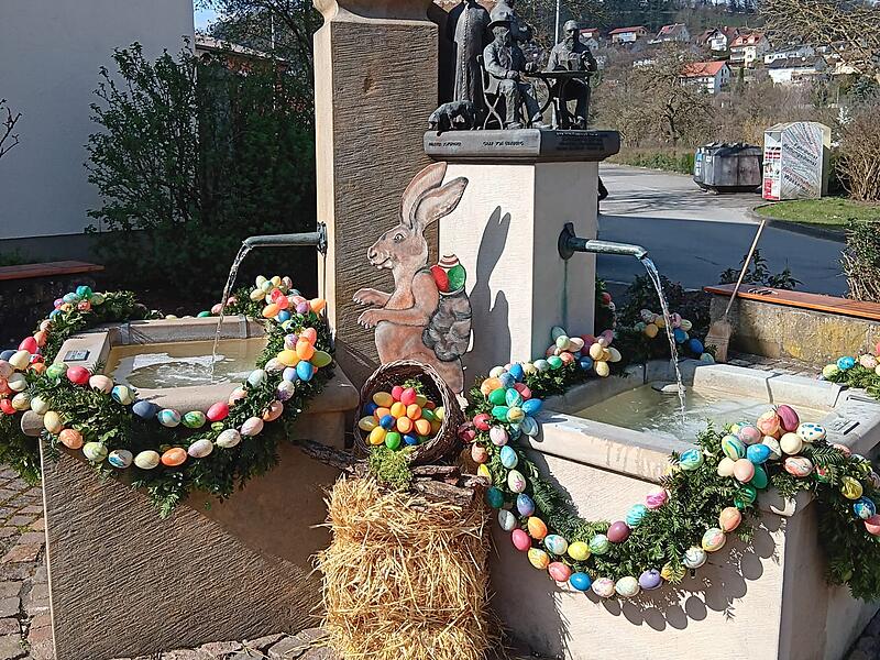 Der Heimat-, Wander- und Gartenbauverein Aschach hat den Osterbrunnen in Aschach geschmückt.