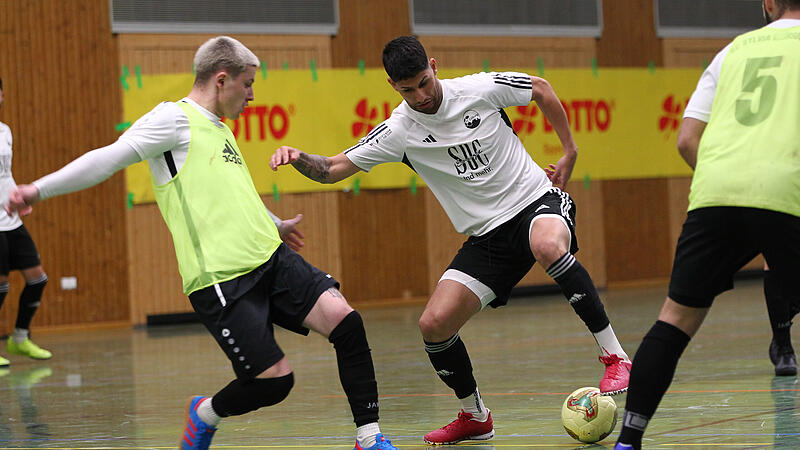 Szene aus dem Spiel SC Sylvia Ebersdorf (gelb) gegen den FC Coburg (wei&szlig;e Trikots) um Sertan Sener bei der Hallenkreismeisterschaft 2023/24. Sener wird diesmal das Ebersdorfer Trikot tragen.