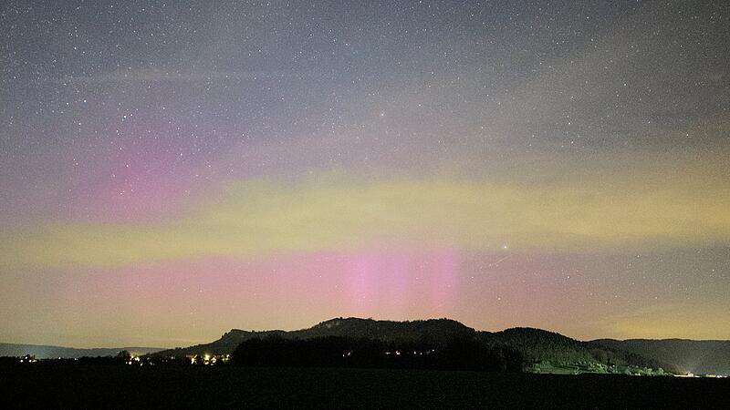 Polarlichter &uuml;ber dem Walberla, fotografiert von FT-Leser David Rau.