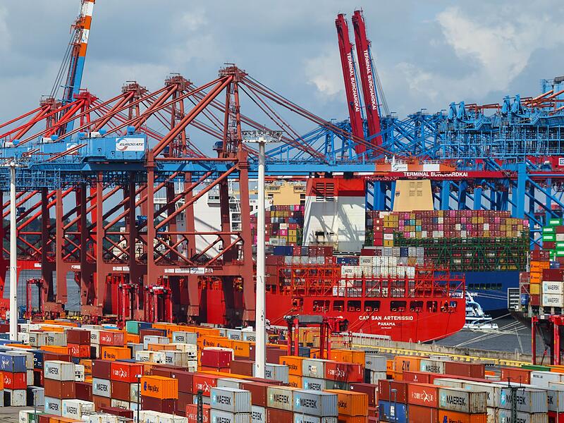 Containerumschlag im Hafen Hamburg