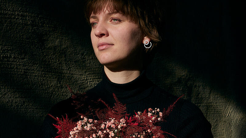 Kristina Steinhauf hält eine Papier-Urne von "urnfold". „Die persönliche Gestaltung hat bei der Trauerarbeit geholfen“, sagt Kristina Steinhauf.