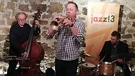 Die „Viererbande“ bot dem Publikum in Höchstadt einen erlebnisreichen Konzertabend: Trompeter Peter Protschka, Bassist Hans Glawischnig und Schlagzeuger Dominik Raab
