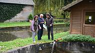 Jetzt ist das Wasser der Lauter wieder frei von Schadstoffen und Dieselrückständen. Das Ehepaar Rudolf (links) kann die Gaststätte in Deusdorf eröffnen, aber mit zugekauften Forellen und Karpfen. Mit im Bild Thomas Speierl von der Fischerei-Fachbe...