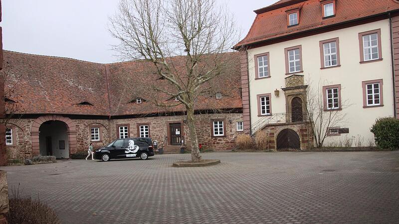 Der Innenhof des Rathauses wird wieder als Parkfläche für Besucher freigegeben. Die Gemeinde kommt damit älteren Mitbürgern entgegen, die in ihrer Mobilität eingeschränkt sind.