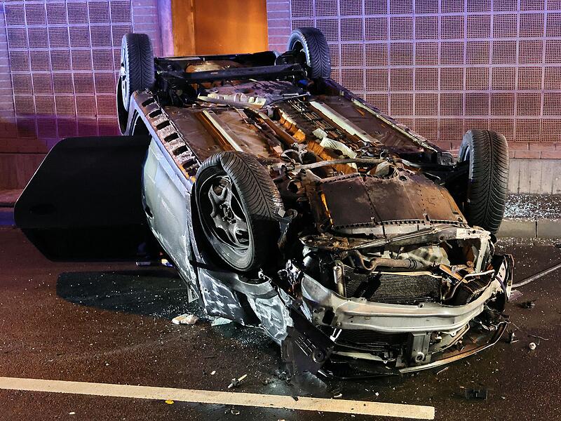 Auto &uuml;berschl&auml;gt sich im Tunnel - zwei Verletzte