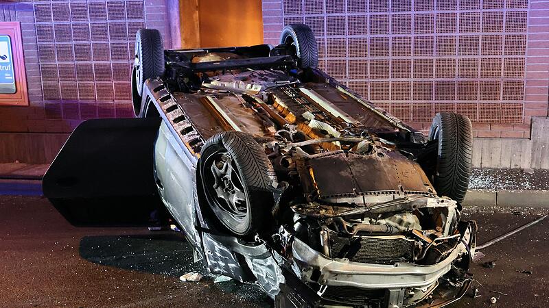 Auto &uuml;berschl&auml;gt sich im Tunnel - zwei Verletzte