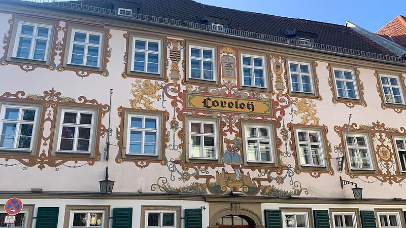 Die &bdquo;Loreley&ldquo;  in der Herrngasse z&auml;hlt zu den &auml;ltesten Gasth&auml;usern in Coburg. Markant ist auch die  reich bemalte Fassade. Das namensgebende &bdquo;Loreley&ldquo;-Gem&auml;lde im Hausflur gibt es allerdings nicht mehr.