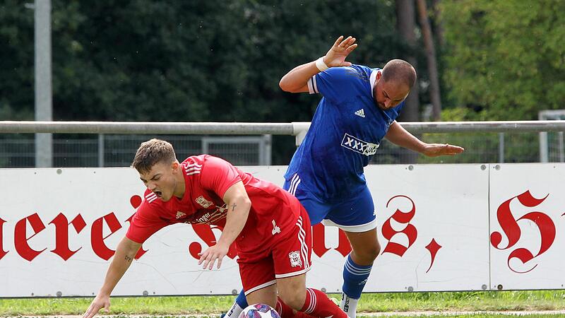 Kilian Muckelbauer (in Rot) ist einer der wenigen Neuzug&auml;nge bei der SG Stegaurach/Waizendorf, die sich in der Kreisklasse 3 im Mittelfeld der Tabelle wiederfindet. Gr&ouml;&szlig;ere Sorgen hat  aktuell der FC Trailsdorf um  Ibrahim Bilecen (r.).