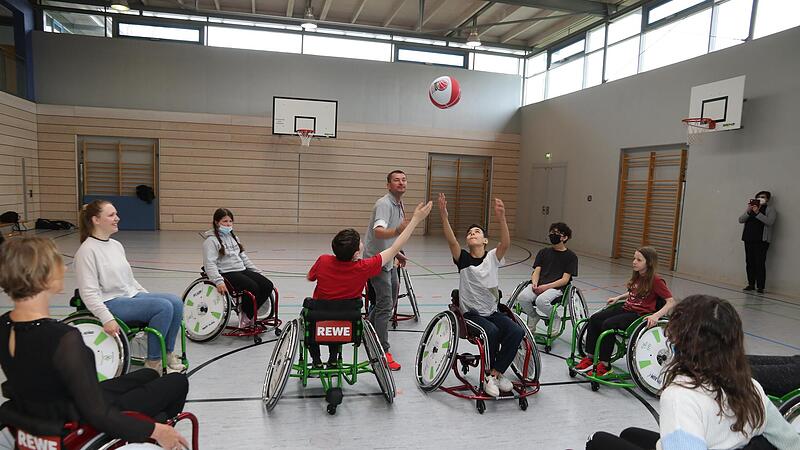 Basketball einmal anders: Sehr gro&szlig;e Freude herrschte bei den Jugendlichen der Martin-Wiesend-Schule (hier die Klasse 5a) beim Inklusionstag &bdquo;Rollstuhl-Sport macht Schule&ldquo;.
