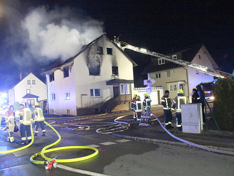 In der Nacht ist in Sonnefeld ein Brand ausgebrochen.  Viele Rettungskr&auml;fte r&uuml;ckten aus, auch ein Heli.