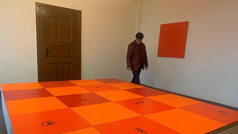 Galerist Thomas Pfarr betrachtet das Gemälde von Elisabeth Mehrl „Im Reich der Dinge“. Die Ausstellung Nivard IV im Rindhof Maria Bildhausen ist noch bis zum 22. Oktober geöffnet. Galerist Thomas Pfarr betrachtet das Gemälde von Elisabeth Mehrl „Im Reich der Dinge“. Die Ausstellung Nivard IV im Rindhof Maria Bildhausen ist noch bis zum 22. Oktober geöffnet.