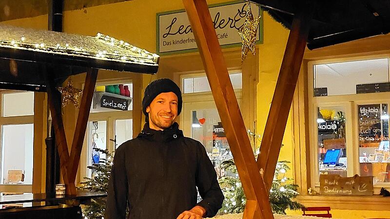 Freut sich, dass f&uuml;r die Freischankfl&auml;che im Innenhof eine L&ouml;sung gefunden wurde: Markus Langheinrich vom Caf&eacute; Leander in der Hauptwachstra&szlig;e.
