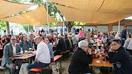 In einer gut besuchten Bürgerversammlung auf dem Festplatz informierte Bürgermeister René Gerner (links) über fertiggestellte und geplante Maßnahmen. Allerdings sorgten Nachfragen – insbesondere wegen der Vorgehensweise des Fragenden – für Unmut.