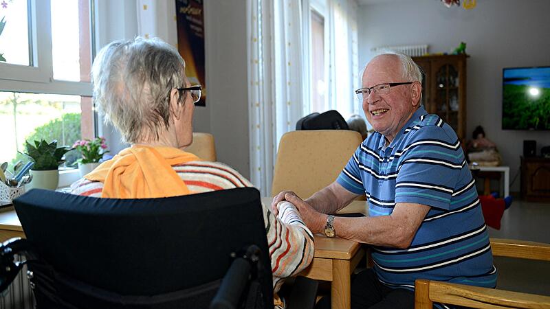 Täglich besucht Dieter Ölschlegel seine an Demenz erkrankte Frau Doris im Heim.