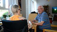 Täglich besucht Dieter Ölschlegel seine an Demenz erkrankte Frau Doris im Heim.