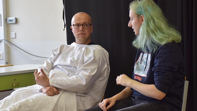 Filmriss: Basti wird im Krankenhaus wach und kann sich an nichts erinnern. Nina dagegen ist stocksauer. Filmriss: Basti wird im Krankenhaus wach und kann sich an nichts erinnern. Nina dagegen ist stocksauer.