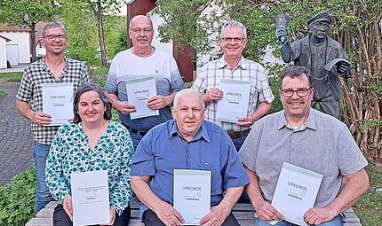 Das Foto zeigt (stehend von links): Michael Katzenberger, Udo Kaiser und Stefan S&ouml;der sowie (sitzend, von links) B&uuml;rgermeisterin Sonja Reubelt, Siegfried S&ouml;der und Erwin Voll.