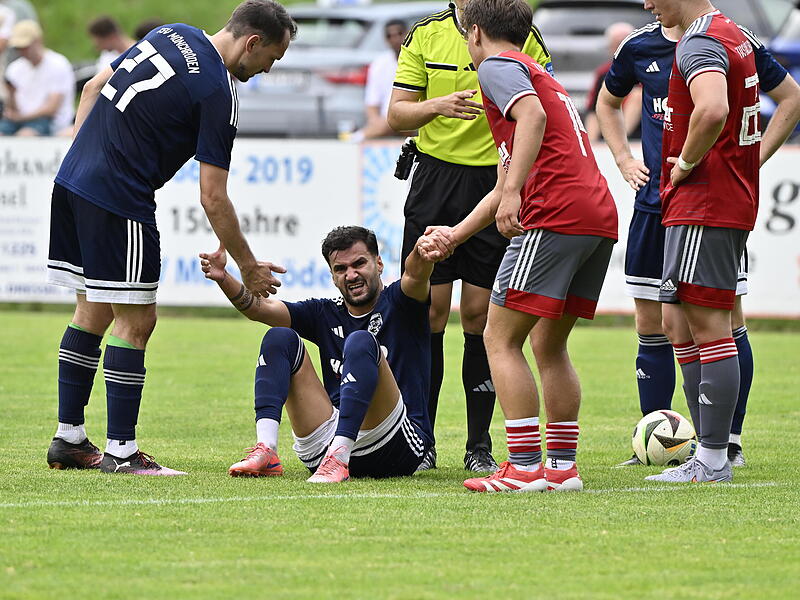 Aykut Civelek (am Boden) ist nach Gelbsperre wieder beim TSV M&ouml;nchr&ouml;den an Bord.