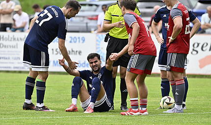 Aykut Civelek (am Boden) ist nach Gelbsperre wieder beim TSV M&ouml;nchr&ouml;den an Bord.