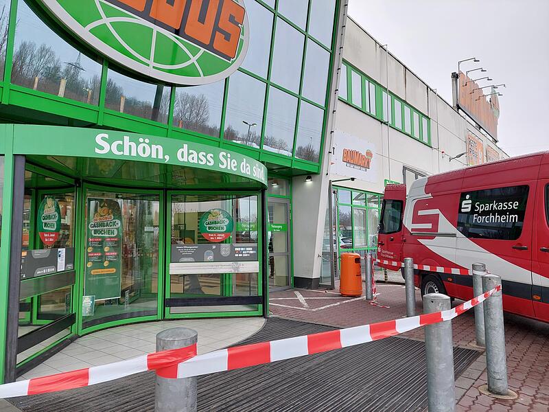 Mutma&szlig;lich vier T&auml;ter sollen in der Nacht auf den 14. Februar 2025 in Forchheim zwei Geldautomaten gesprengt haben. Nun stehen zwei M&auml;nner vor Gericht.