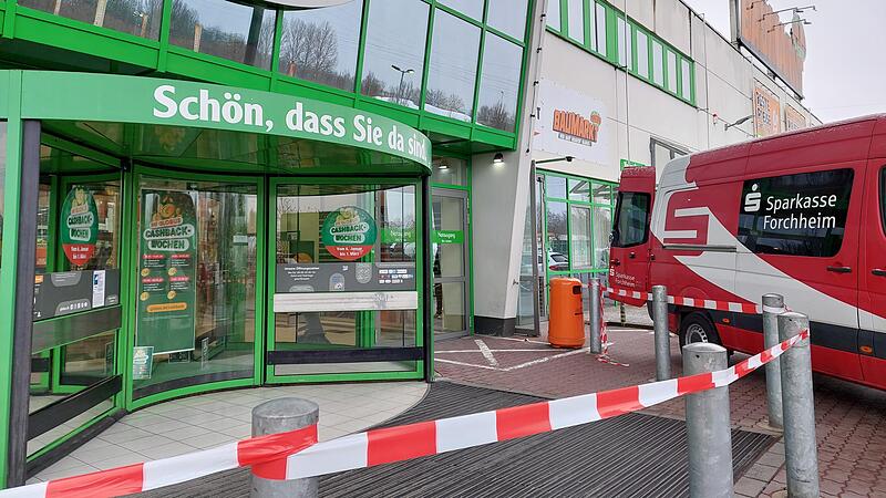 Unbekannte haben in der Nacht auf Freitag in Forchheim zwei Geldautomaten gesprengt. Die Polizei sucht nun nach Zeugen und bittet um Hinweise.