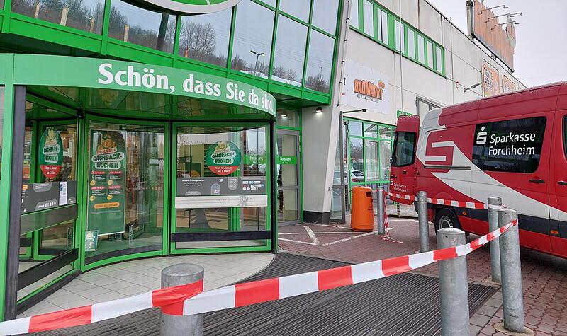 Mutma&szlig;lich vier T&auml;ter sollen in der Nacht auf den 14. Februar 2025 in Forchheim zwei Geldautomaten gesprengt haben. Nun stehen zwei M&auml;nner vor Gericht.