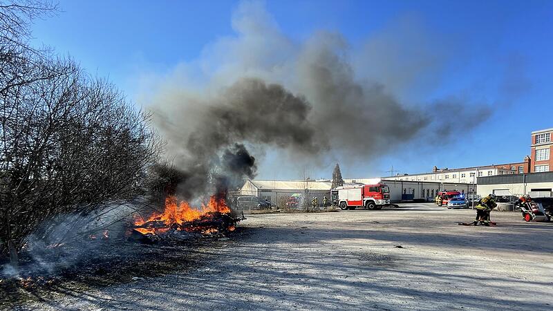 In der Konrad-Ott-Straße stand ein Wohnanhänger in Flammen.Forchheim & Fränkische Schweiz
