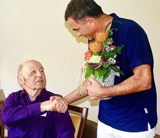 Seinen 100. Geburtstag hat Karl Ruhl kürzlich im Reha-Zentrum des Klinikums Forchheim-Fränkische Schweiz am Standort in Ebermannstadt gefeiert. Chefarzt Hubert Gräf hat dem Jubilar mit einem Blumenstrauß im Namen des Klinikums gratuliert.