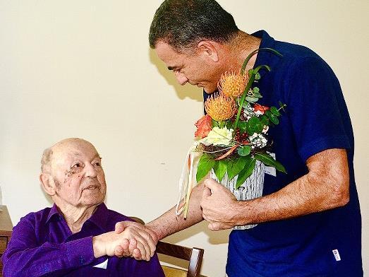 Seinen 100. Geburtstag hat Karl Ruhl kürzlich im Reha-Zentrum des Klinikums Forchheim-Fränkische Schweiz am Standort in Ebermannstadt gefeiert. Chefarzt Hubert Gräf hat dem Jubilar mit einem Blumenstrauß im Namen des Klinikums gratuliert.