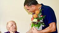 Seinen 100. Geburtstag hat Karl Ruhl kürzlich im Reha-Zentrum des Klinikums Forchheim-Fränkische Schweiz am Standort in Ebermannstadt gefeiert. Chefarzt Hubert Gräf hat dem Jubilar mit einem Blumenstrauß im Namen des Klinikums gratuliert.