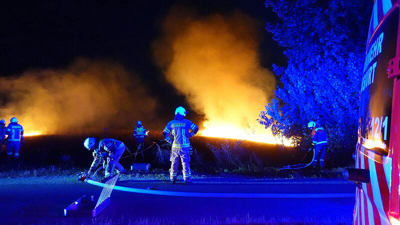 Bis zu zwei Meter hoch loderten die Flammen auf einer 7.000 Quadratmeter gro&szlig;en Bl&uuml;hwiese in Ha&szlig;furt.