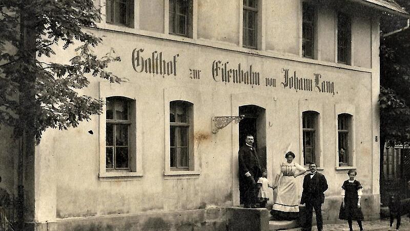 Ganz erheblich profitierte der Stockheimer &bdquo;Gasthof zur Eisenbahn&ldquo; von der Nebenstrecke nach Burggrub. Die Aufnahme entstand 1915.