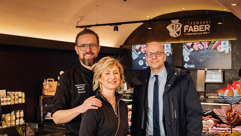 Oberbürgermeister Dirk Vogel (rechts) gratuliert dem Unternehmerehepaar Thomas Faber und Johanna Nemeth zur Wiedereröffnung nach dem Umbau im März 2023. Oberbürgermeister Dirk Vogel (rechts) gratuliert dem Unternehmerehepaar Thomas Faber und Johanna Nemeth zur Wiedereröffnung nach dem Umbau im März 2023.