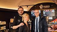 Oberbürgermeister Dirk Vogel (rechts) gratuliert dem Unternehmerehepaar Thomas Faber und Johanna Nemeth zur Wiedereröffnung nach dem Umbau im März 2023. Oberbürgermeister Dirk Vogel (rechts) gratuliert dem Unternehmerehepaar Thomas Faber und Johanna Nemeth zur Wiedereröffnung nach dem Umbau im März 2023.