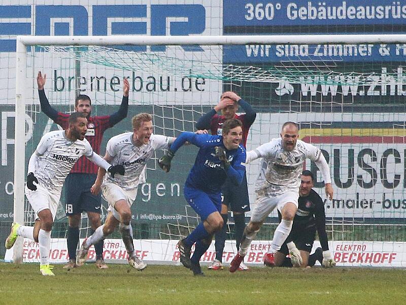 Alexander Sebald (blaues Trikot) bejubelt einen eigenen Treffer.Forchheim & Fränkische Schweiz Alexander Sebald (blaues Trikot) bejubelt einen eigenen Treffer.Forchheim & Fränkische Schweiz