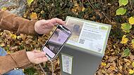 Die Röttenbacher Ortsgeschichte ist in und um den Ort auf insgesamt 22 Stelen zu finden. Der QR-Code auf den Tafeln leitet zu weiteren Hintergrundinformationen.