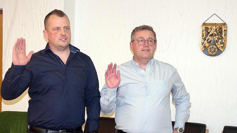 Christian Funk und Martin Ströhlein (von links) wurden als neue Stadträte vereidigt. Christian Funk und Martin Ströhlein (von links) wurden als neue Stadträte vereidigt.
