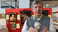 Helmut Bezenka zeigt einen seiner wertvollsten Sch&auml;tze: eine echte Faberg&eacute;-Vase mit 14 Karat-Gold-Montierungen.