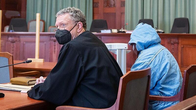 Die Angeklagte sitzt im Gerichtssaal neben Verteidiger Karsten Schieseck. Vor dem Landgericht Bayreuth hat der Prozess gegen die Frau begonnen, die ihr Baby  unmittelbar  nach der Geburt im M&uuml;ll abgelegt und dadurch get&ouml;tet haben soll.