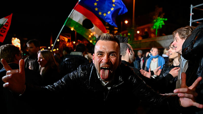 12.04.2026, Ungarn, Budapest: Ein Mann feiert auf der Stra&szlig;e nach der Bekanntgabe der Teilergebnisse bei der Parlamentswahl. Foto: Denes Erdos/AP/dpa +++ dpa-Bildfunk +++
