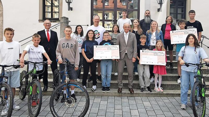 Auf gro&szlig;es Interesse stie&szlig; das Schulradeln im vergangenen Jahr. Das Bild entstand bei der Siegerehrung.
