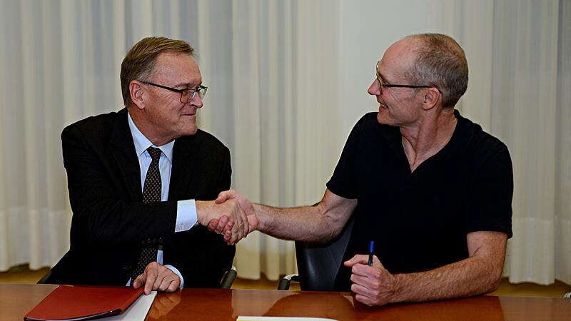 John von Düffel (r.) und der Bamberger Oberbürgermeister Andreas Starke freuen sich auf die Zusammenarbeit John von Düffel (r.) und der Bamberger Oberbürgermeister Andreas Starke freuen sich auf die Zusammenarbeit