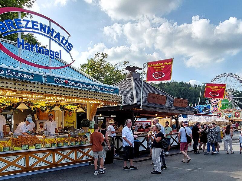 Schaschlik geh&ouml;ren einfach zum Freischie&szlig;en.Kulinarischer Rundgang auf dem Kronacher Freischie&szlig;en